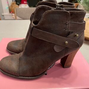 Crown vintage Mary bootie size 8